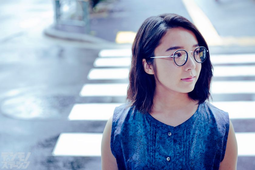 名物メガネグラビア「ビジョメガネ」が復活！
再始動第一弾では、アニメ映画『君の名は。』の
ヒロインを務めた上白石萌音がメガネ姿を披露！