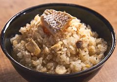 皮付き鯛の切り身がゴロゴロ、本格炊き込みご飯を手軽に！5種類の合わせだし使用で鯛のうまみ引き立つ「だし屋の炊き込みご飯の素　鯛めし」7月27日発売