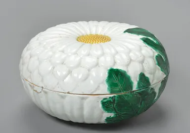 色絵白菊形食籠(吉向焼)　ミュンヘン五大陸博物館蔵 (C)Museum Funf Kontinente, Munich (MFK)