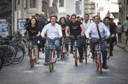 最前列左より - 株式会社モバイク創業者フー・ウェイウェイ、フィレンツェ市長ダリオ・ナルデッラ氏、株式会社モバイク社員、ミラノ市長ベッペ・サーラ氏
