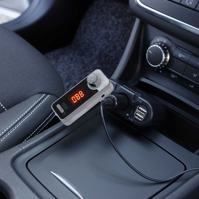 FMラジオを搭載した車をかんたんに
Bluetooth化するFMトランスミッター