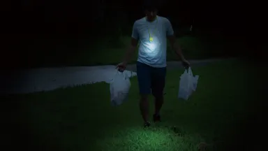 【ネックレス型】両手が使えなくても照らせる