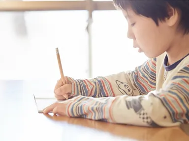 手紙を書く子ども2(※イメージ)