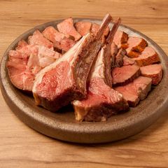 低温調理で仕上げた肉盛り