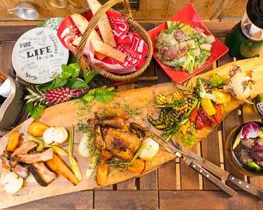 丸太のお皿を使ったアウトドア料理