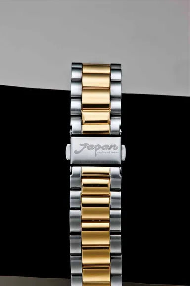 バックル：ロゴを刻印