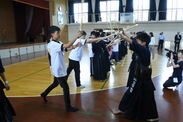 京都市内の中学校での剣道体験の様子