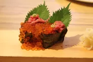 桜ユッケとこぼれいくらの手巻寿司