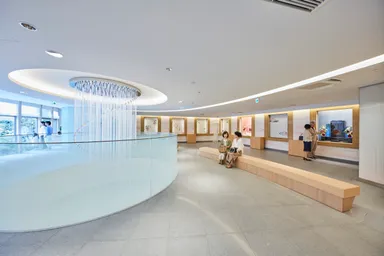 吹き抜けで明るい館内