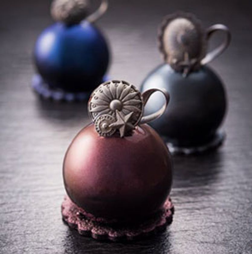 宝石のように、艶やかに光る球体型ケーキ
開業25周年記念ケーキ「PERLE ‐ペルル‐」登場
ホテル阪急インターナショナルにて 9月1日（金）より