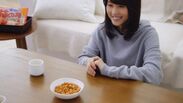女優・有村架純さんと柿の種1