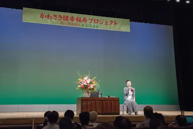 記念講演を行った小山 明子さん