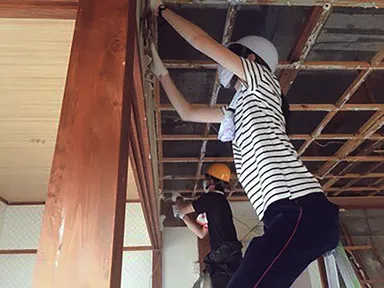 活動する「空き家改修プロジェクト」メンバー