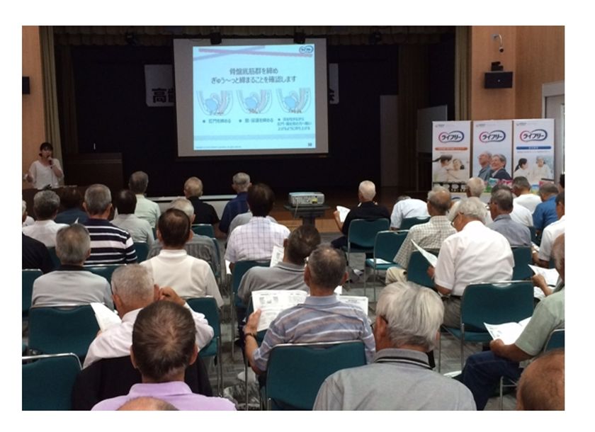 ユニ・チャームが静岡県掛川市と連携し、
男性向け排泄トラブル予防と、対処方法の講座を実施　
軽い“尿もれ・便もれ”予防講座に参加した
85％が専用品で対処したいと実感
～2017年9月1日静岡県掛川市民(※)を対象に
「22世紀の丘公園」にて開催～