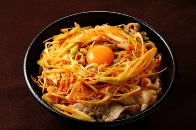 【肉2倍･ご飯1.5倍】辛ネギすたみな丼　ガツ盛 1,100円(税込)