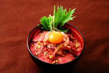 ＜ニンニクの効いた特製ステーキソース！＞Wローストビーフ丼　並 1,200円(税込)