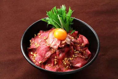 【肉2倍･ご飯1.5倍】Wローストビーフ丼　ガツ盛 1,680円(税込)