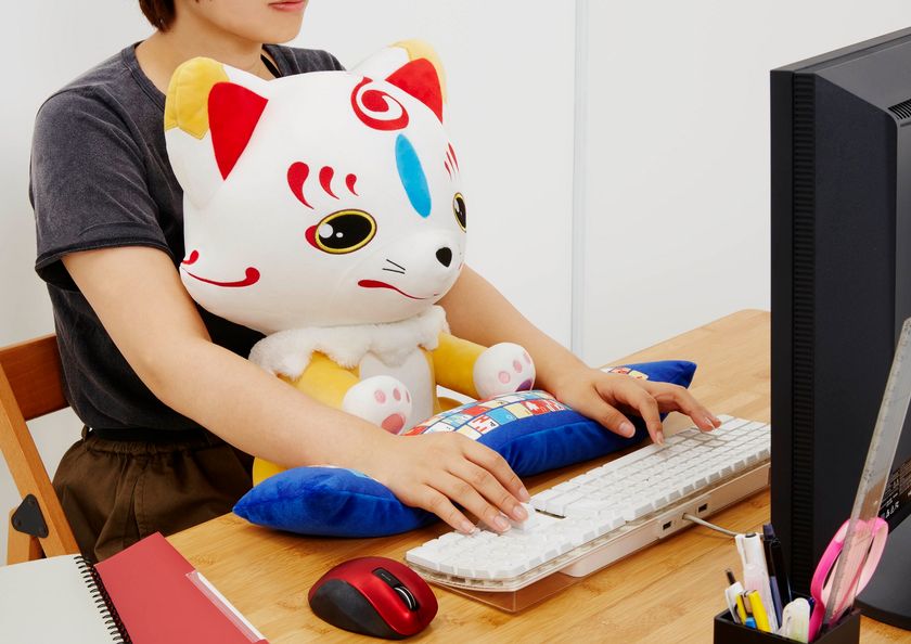 「刀剣乱舞-ONLINE-」より“こんのすけ”が
PCクッションになって登場！