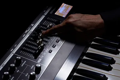 オルガンの音づくりが自在に行える9本のハーモニック・バー