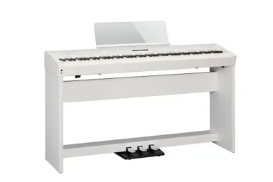 『FP-60』（ホワイト）と、専用スタンド「KSC-72-WH」と3本ペダル・ボード「KPD-90」の組み合わせ