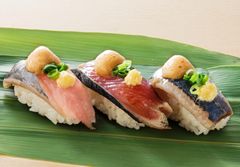 【秋魚３貫王】左から、鯵、藁焼きかつお、秋刀魚。