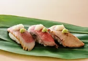 【肉寿司３貫王】左から、合鴨ロースト、ローストビーフ、ローストポーク。