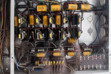 AO-1の裏面は、コンデンサや抵抗などが大量に使用されている