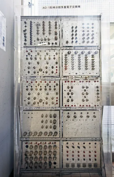 AO-1の前面には、多数の真空管がならぶ