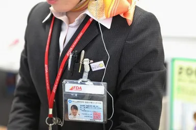 バッチを着用した従業員