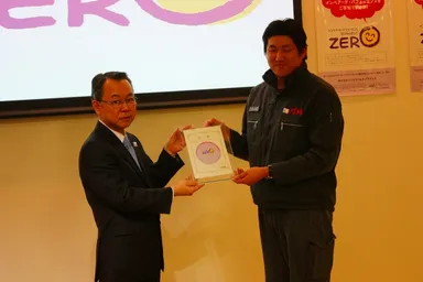 ステッカー授与の様子