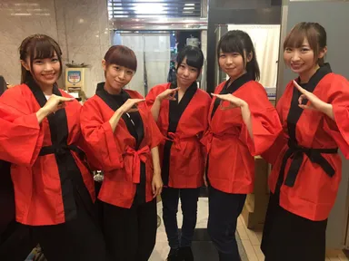 メンバーは寿司店で働くこともあります