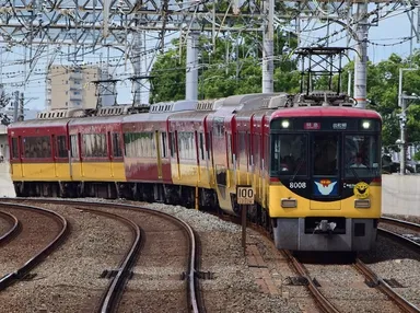 8000系車両（6号車が「プレミアムカー」）