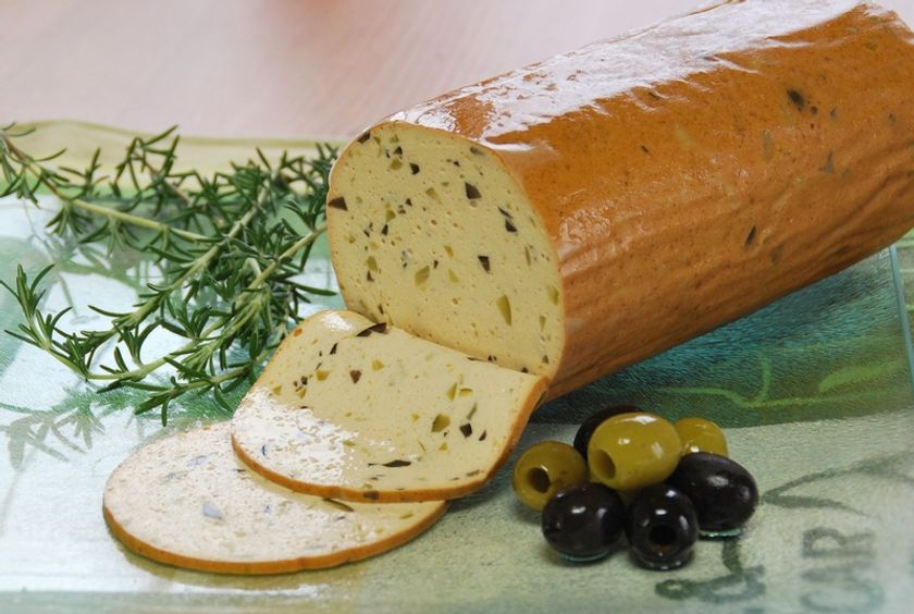 プレミアム国産大豆100％のトーフオリーブリオナが登場
　山桜がメインの独自ブレンドのチップでスモーク！