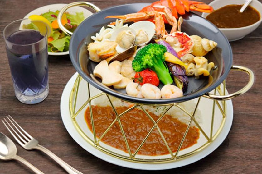 豪快なシーフードとカレーの2段構え！
コンセプトメニュー、シーフードカレーT.I.R.販売開始！
2017年9月25日（月）より 第一ホテル東京シーフォートにて