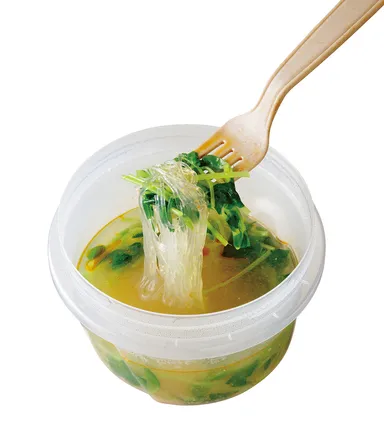 密閉容器に材料を入れて持っていき、会社でお湯を注いで蒸らすだけ。「担担風自家製カップ春雨ヌードル」