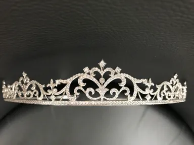 グランバーガー社製ダイヤモンドを贅沢に1,000ピース散りばめた気品溢れるゴージャスな特製ティアラ