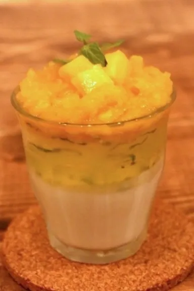 inゼリーとマンゴー、ギリシャヨーグルトのジャースイーツ