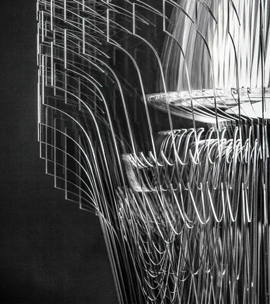 透明な素材感が流動的なフォルムを際立たせます