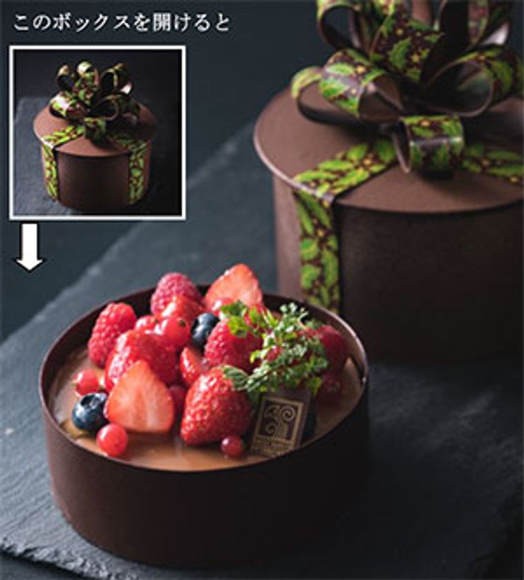 柊が描かれたリボンが印象的な、ギフト型クリスマスケーキ
聖夜、特別な人へ贈るプレゼント「Le Cadeau ル キャドー」