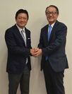 左から、横田真一選手と阪急交通社 代表取締役社長 松田誠司