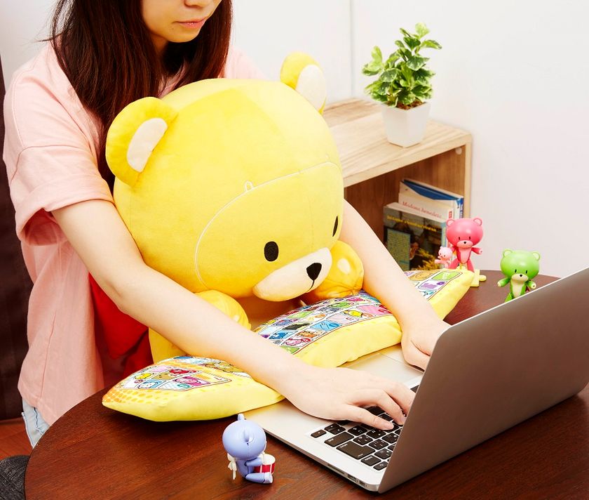 “熊のぬいぐるみ型”ガンプラ「ベアッガイIII」が
PCクッションで登場！背中のリボンも再現