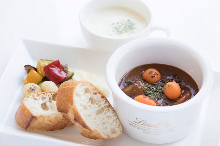 チョコレートを隠し味に使用したランチメニュー
リンツ ショコラ カフェ 自由が丘店限定で
10月2日から新登場