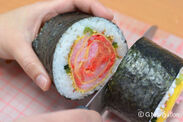 絵巻き寿司「バラ」の調理風景
