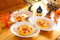 沖縄のタコライスCafe きじむなぁでハロウィンイベント開催　オムタコにソースで絵を描く「オムタコアート」10/31まで