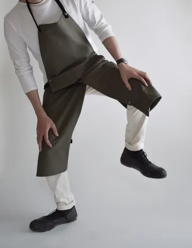 KASANE apron 足上げ正面