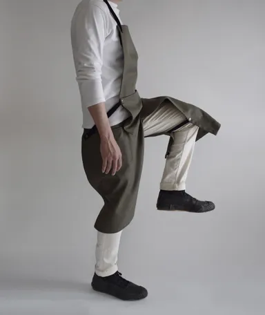 KASANE apron 足上げ横