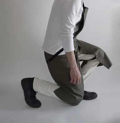 KASANE apron 膝付き