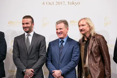 左からデビッド・ベッカム、ロバート・G・ゴールドスティーン、ジョー・ウォルシュ