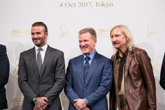 左からデビッド・ベッカム、ロバート・G・ゴールドスティーン、ジョー・ウォルシュ