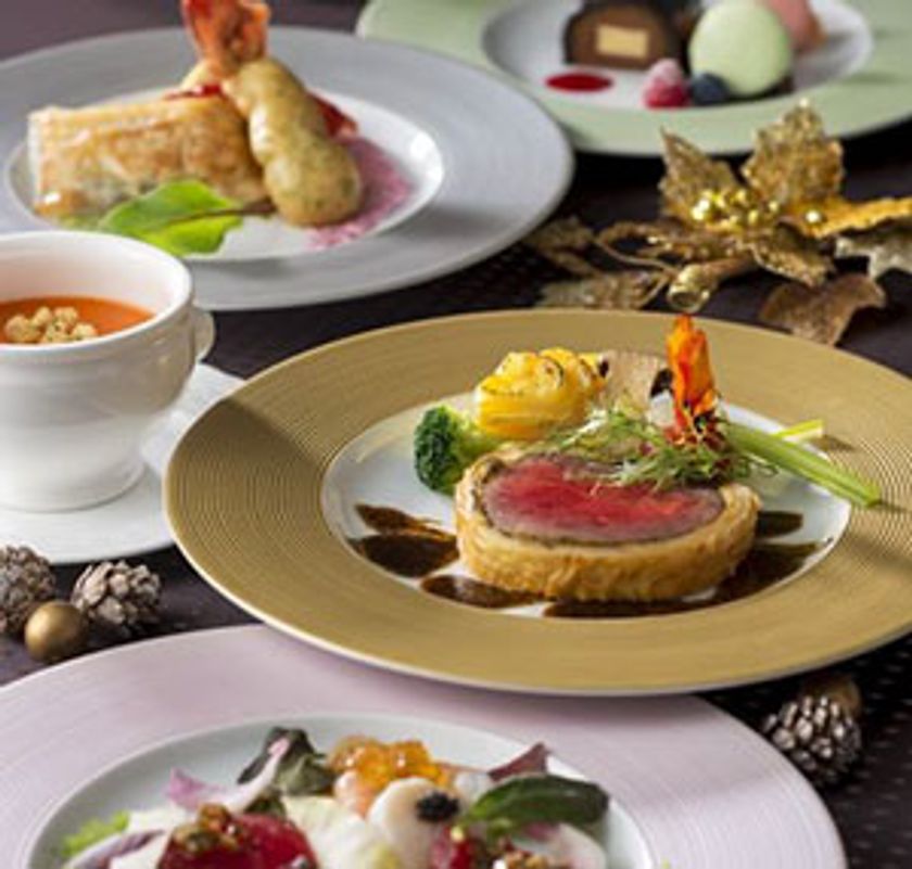 夜景を眺めながらの鉄板焼や
ご家族でお楽しみいただけるバイキングまで
聖なる夜を彩るクリスマスメニュー
10月2日（月）より予約受付開始